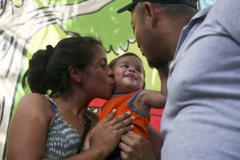 Llega a Honduras bebé de 1 año que fue a Corte