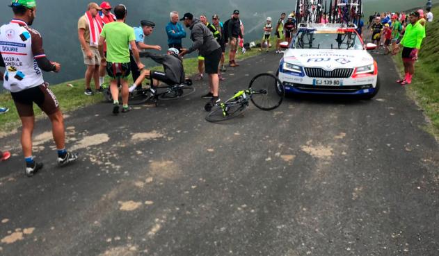 Tour de Francia: Chris Froome, confundido y lanzado al suelo
