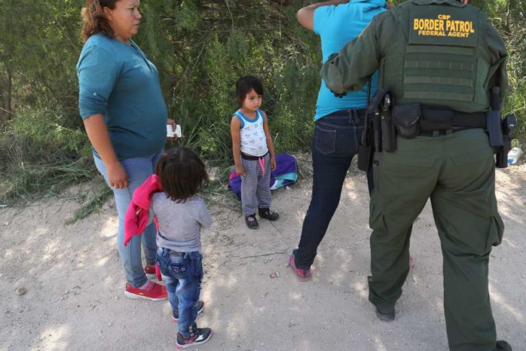 Familia detenida en la frontera