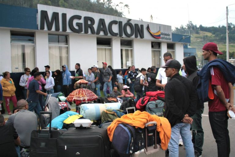 Ecuador exige pasaporte a venezolanos