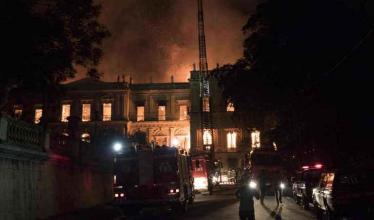 Incendio consume Museo en Brasil