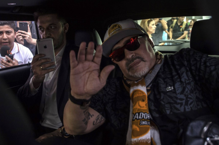 Especulan que Maradona dirige borracho