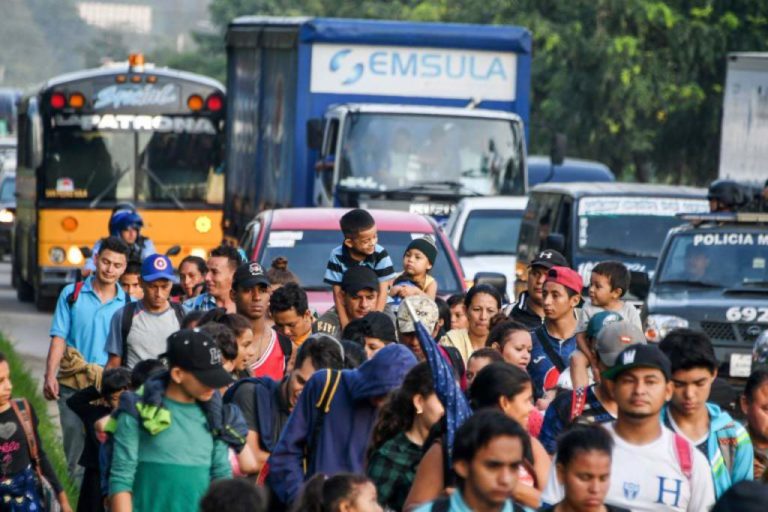 La caravana de emigrantes hondureños cruza la frontera con Guatemala