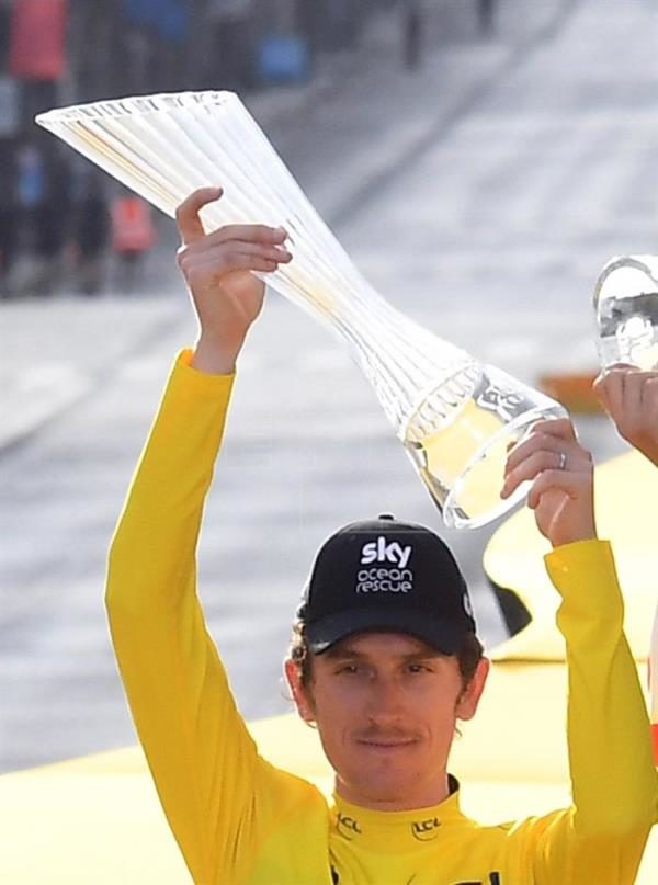 Roban trofeo de ganador del Tour de Francia