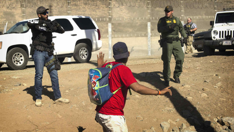 Trump pide a México que deporte a los migrantes centroamericanos tras estallido de violencia en la frontera