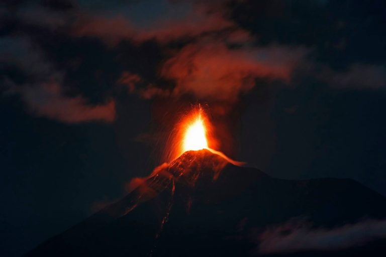 Nueva erupción de volcán de fuego en Guatemala