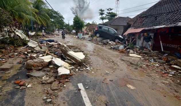 Victimas de tsunami en Indonesia están siendo extorsionados
