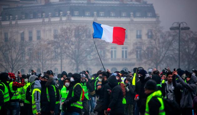 «Chalecos amarillos» intentan entrar a residencia de Macron