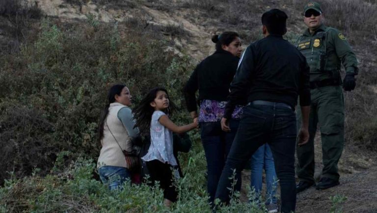 Cientos de migrantes se entregan tras cruzar la frontera