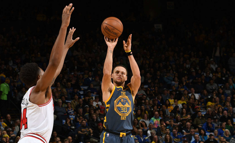 Curry tercero con más triples en la NBA