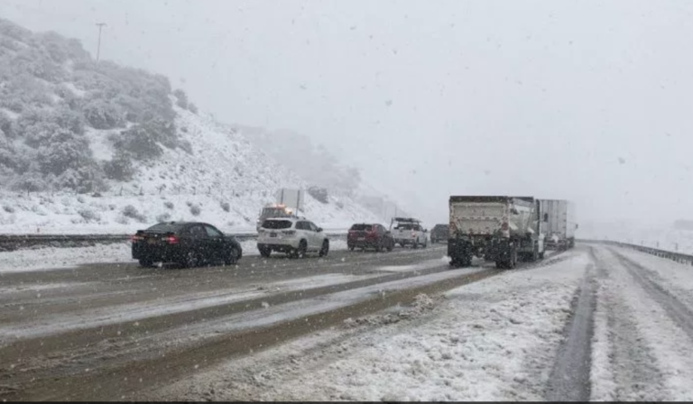 Por nieve cierran la I-5 en California