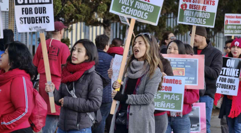 Finaliza huelga de maestros en LAX