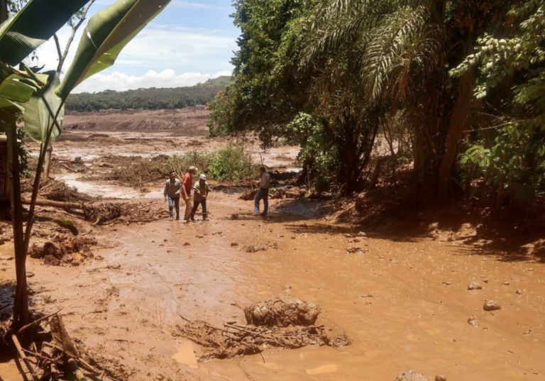 Cientos de enterrados por ruptura de dique minero