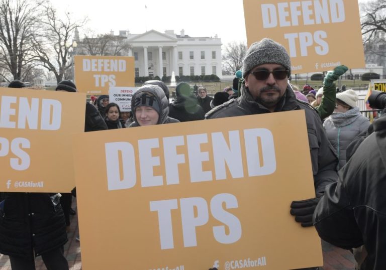 Jóvenes TPS protestan frente a la Casa Blanca