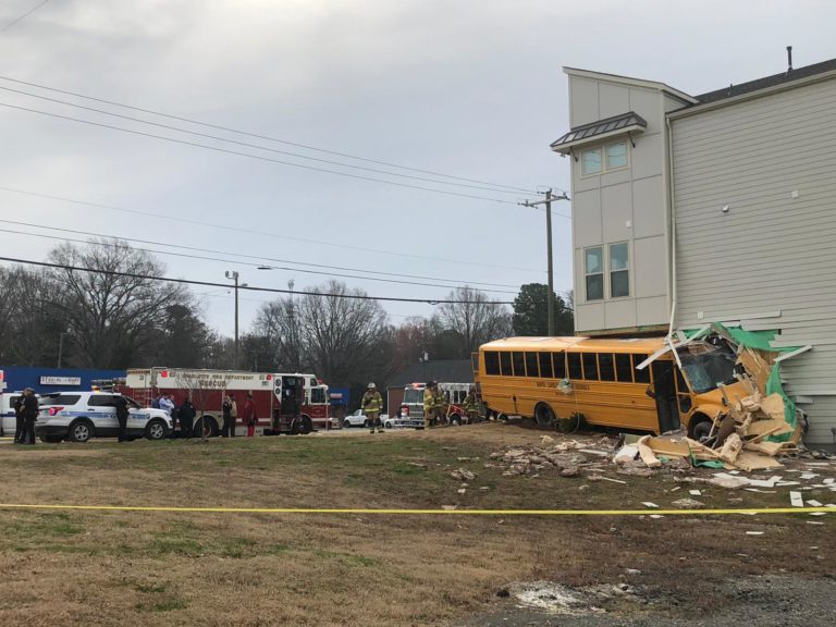 Autobús Escolar perdió el control y chocó en Charlotte