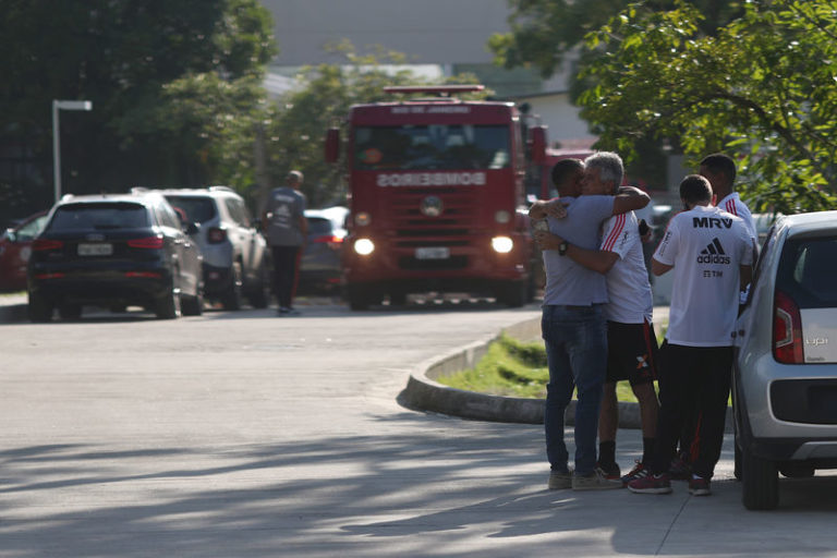 Mueren 10 personas al incendiarse centro deportivo en Brasil