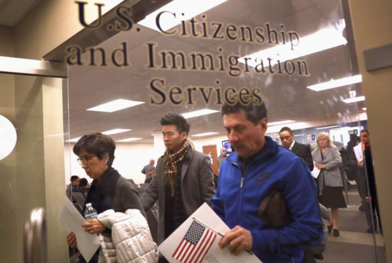 Millones de casos retrasados en USCIS