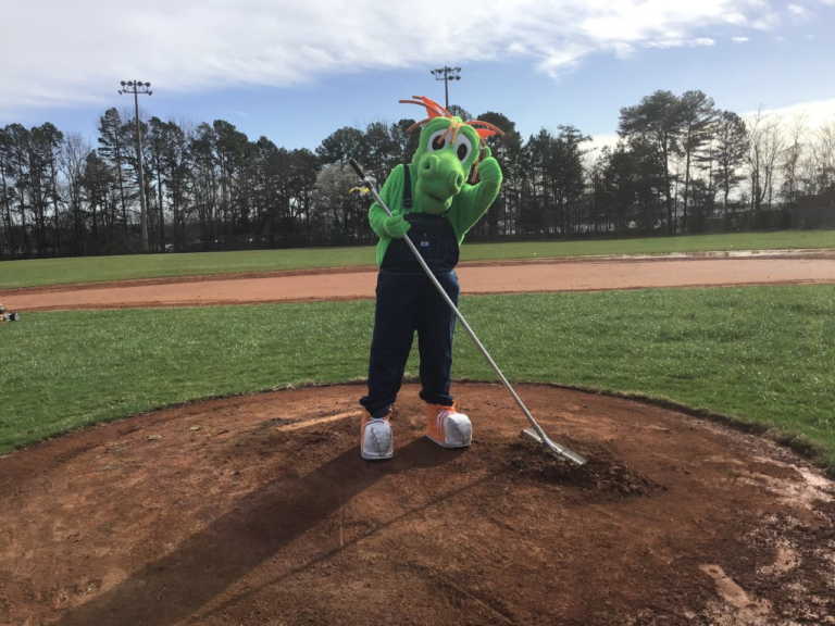 Charlotte Knights rehabilita campo de béisbol