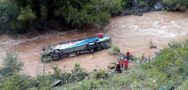 Perú: 3 muertos y 12 desaparecidos en accidente de bus