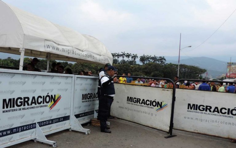 Colombia cierra frontera con Venezuela para evaluar daños por ataque