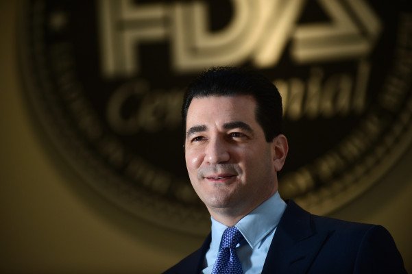 Renuncia director de FDA