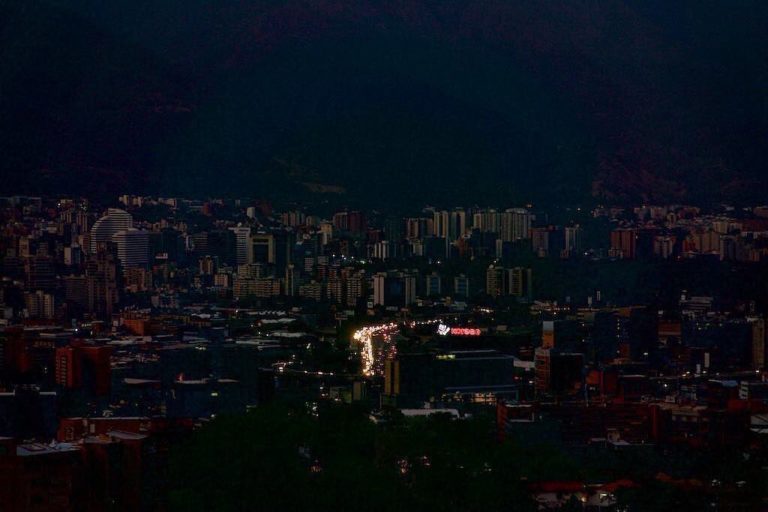 Venezolanos soportan más de 20 horas sin electricidad