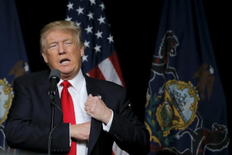 Trump donó trimestre de su sueldo al DHS