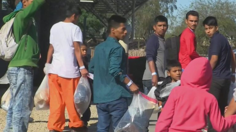 Iglesias cierran sus puertas a migrantes por falta de recursos