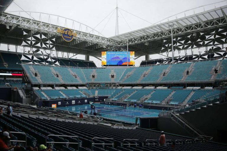 Miami estrena cancha de tenis en estadio de los Dolphins