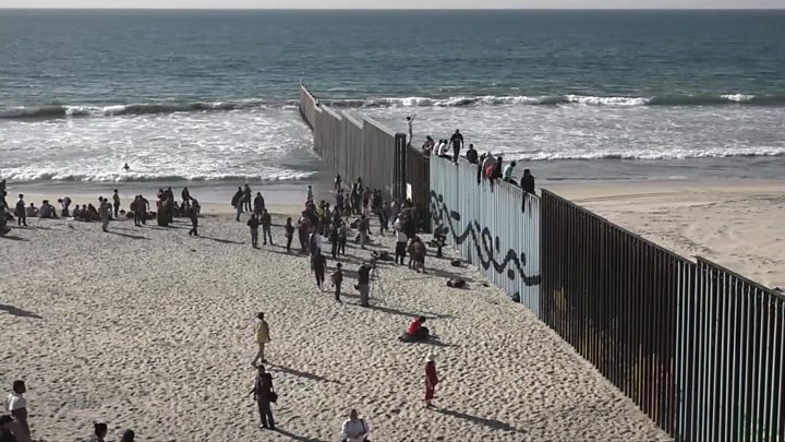 Más migrantes llegan a EEUU cruzando playas de Tijuana