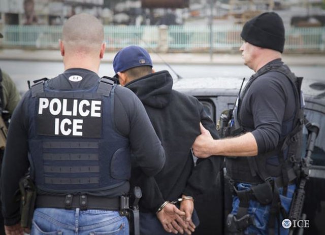 Juez prohíbe a ICE capturar en cortes de Massachusetts
