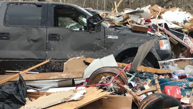Tornado en Alabama cobra la vida de tres niños