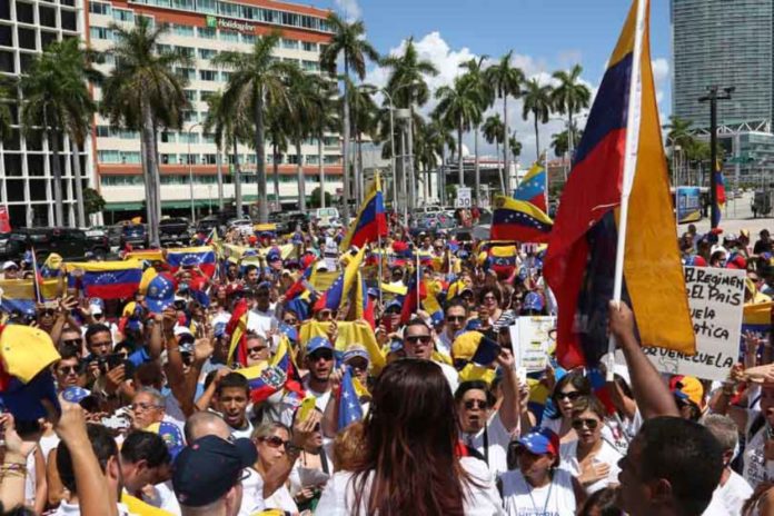 Senadores de USA piden TPS para venezolanos