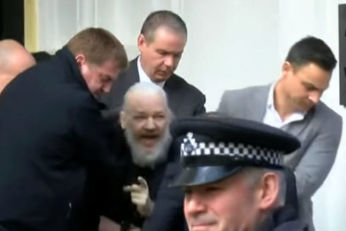 Hallan culpable a Assange de violar libertad condicional