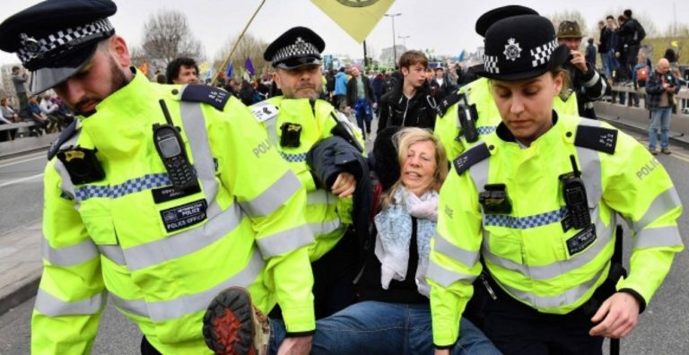 Casi 300 detenidos por protesta ecologista en Londres
