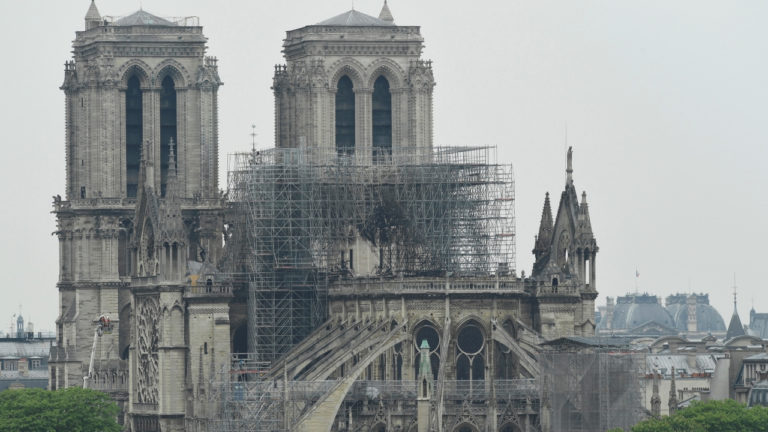 Fuego en la Catedral de Notre Dame fue apagado después de 12 horas