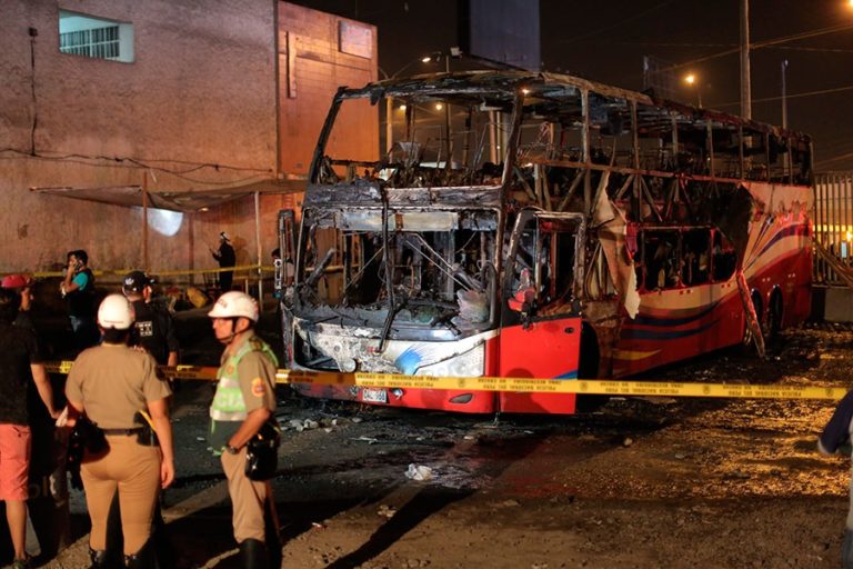 Perú: incendio de autobús deja al menos 20 muertos