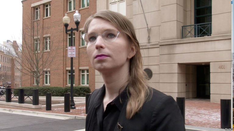 En libertad Chelsea Manning, la exsoldado que filtró documentos clasificados a WikiLeaks