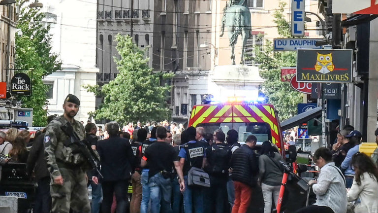 Policía francesa busca a sospechoso de ataque en Lyon