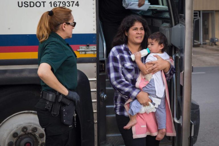 EEUU considera deportar a familias inmigrantes con órdenes de expulsión