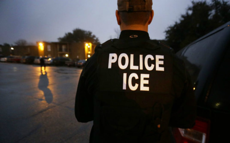 ICE quiere usar pruebas de ADN para detectar fraudes