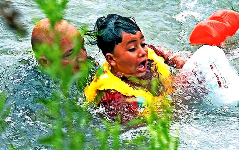 Patrulla Fronteriza rescata a niño hondureño en el río Bravo