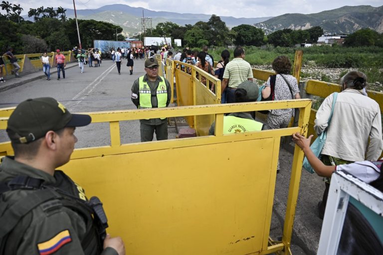Dictadura venezolana reabre frontera con Colombia