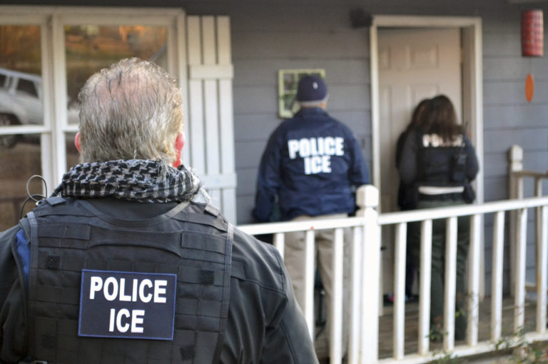 ICE efectúa redadas y detiene a 140 indocumentados