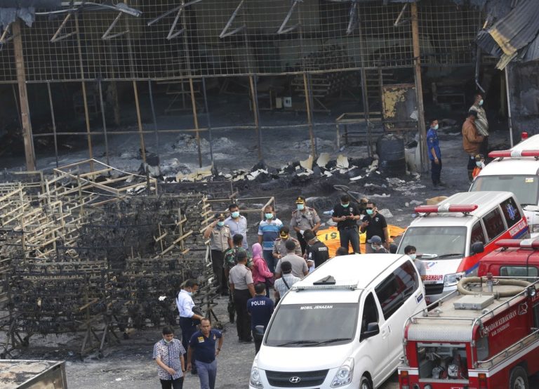 Incendio deja 30 fallecidos en Indonesia