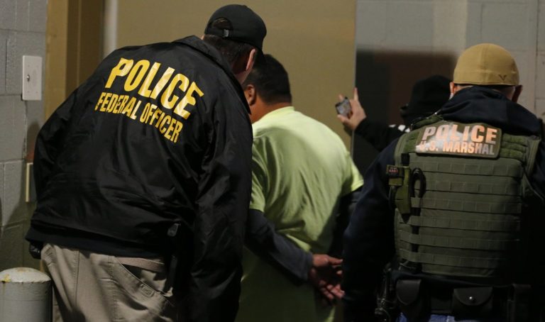 Juez ordena suspender la deportación de mexicano