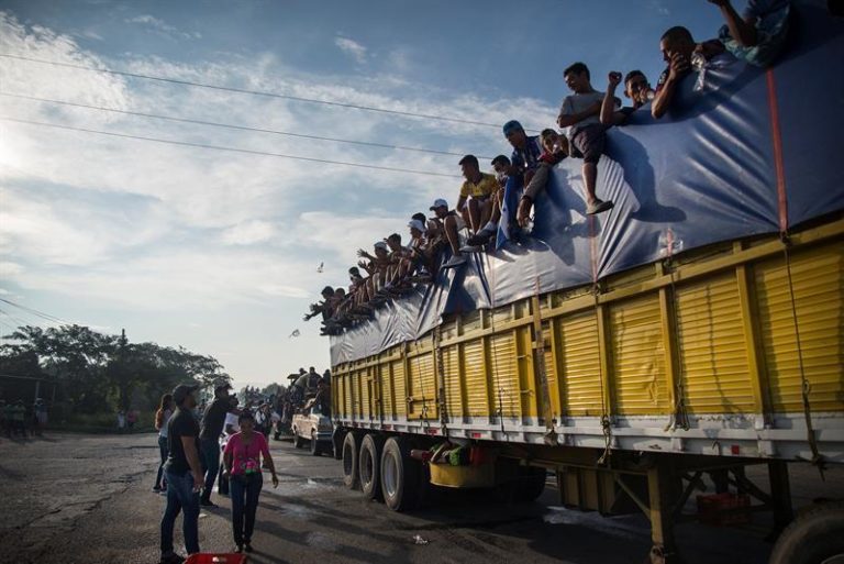 México bloquea cuentas de traficantes de migrantes