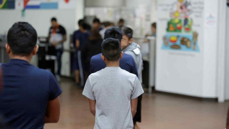 EEUU mantiene a niños inmigrantes en condiciones deplorables
