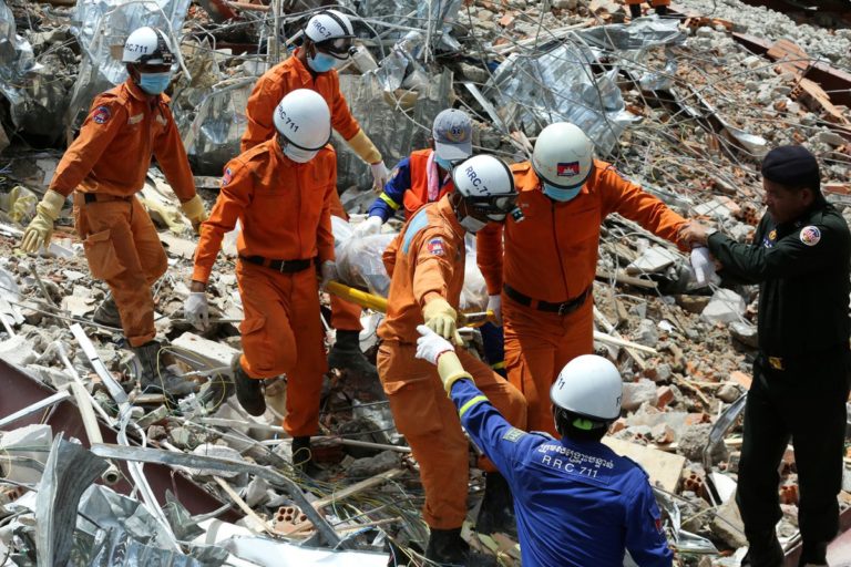 Camboya: Llegan a 25 los fallecidos por colapso de edificio