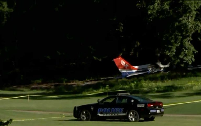 Mujer muere tras estrellar su avioneta en campo de golf